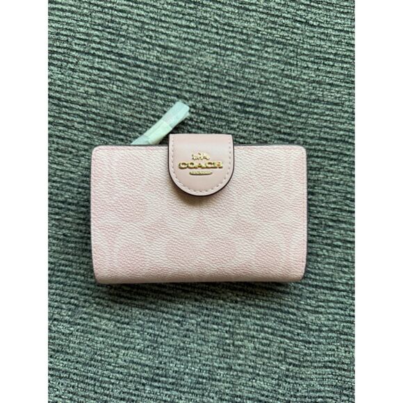 COACH Powder Pink MEDIUM CORNER ZIP WALLET in Signature Canvas - NWT - Picture 1 of 3